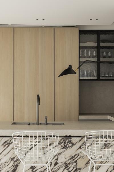 marmer eik fineer steel look inrichting appartement gewolkt glas structuurglas figuurglas keramiek