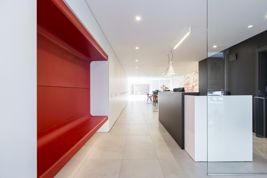 Waeles Puur Maatwerk Kantoorinrichting Axa bank Ronse 