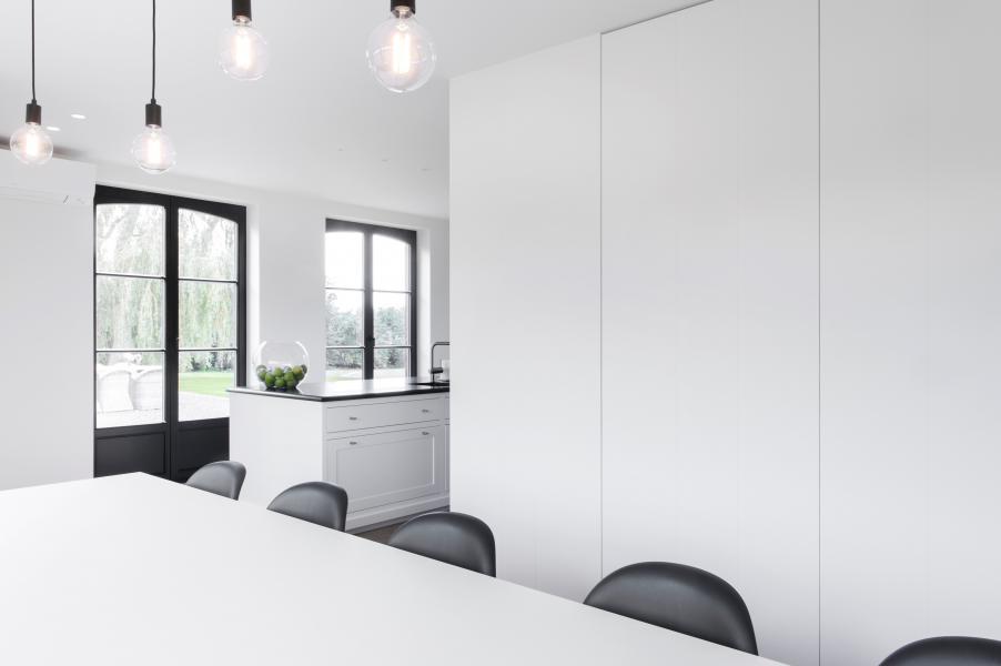 Woning warm landelijk interieur keuken wit aga fornuis