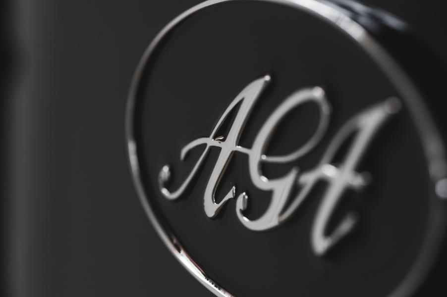 Woning warm landelijk interieur keuken wit zwart aga fornuis