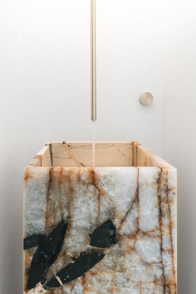 handenwasser lavabo natuursteen plafondkraan