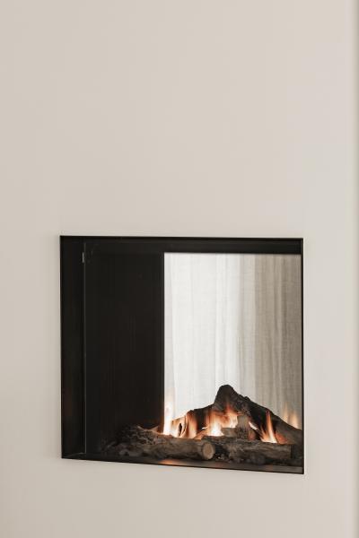 marmer inrichting project vijf natuursteen gezandstraalde lariks doorkijk haard