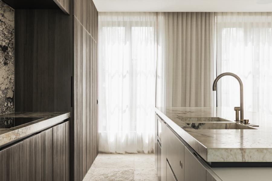 marmer inrichting project vijf natuursteen gezandstraalde lariks keukentablet