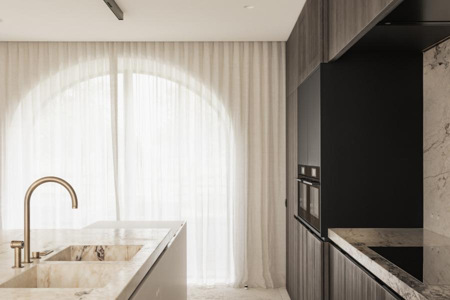 marmer inrichting project vijf natuursteen gezandstraalde lariks keuken