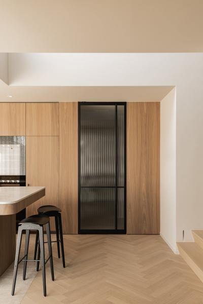  notelaar fineer, natuursteen, leefruimte keuken stalen deur