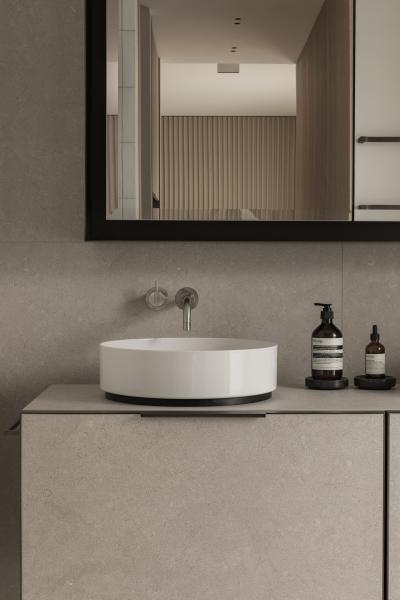 marmer eik fineer steel look inrichting appartement gewolkt glas structuurglas figuurglas keramiek lavabo spiegel