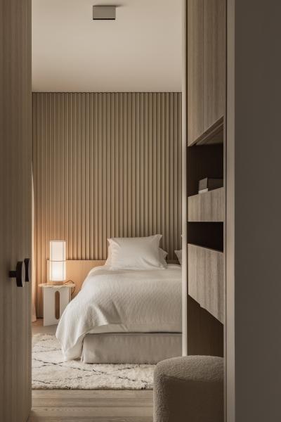 slaapkamer marmer eik fineer steel look inrichting appartement gewolkt glas structuurglas figuurglas keramiek