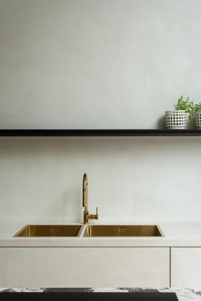 keuken, marmer, donkere eik fineer, schilderstechniek, spoelbak goudkleur