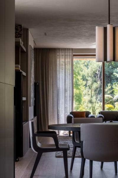 eetkamer, donker gebeitste fineer