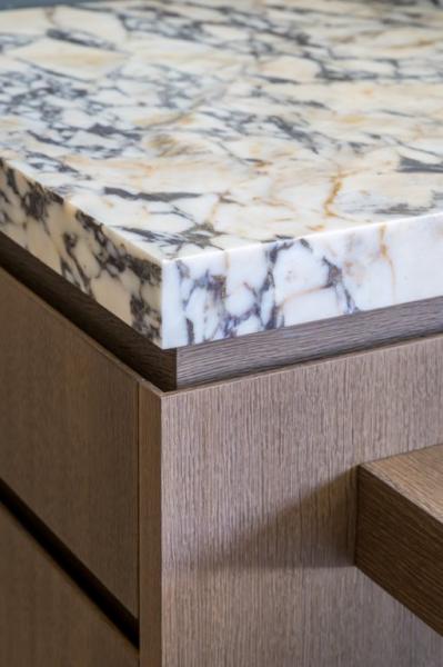 keuken, natuursteen, donker gebeitste eik