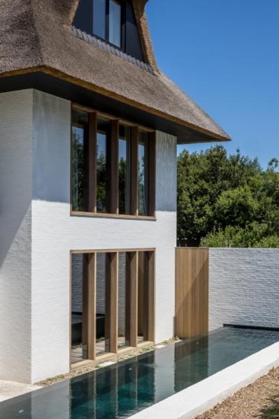 rieten dak, houten buitenschrijnwerk, blokraam