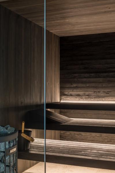 sauna op maat, donker gebeitst hout