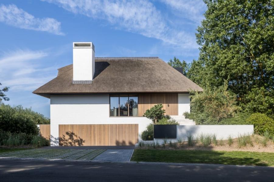 rieten dak, houten buitenschrijnwerk, blokraam