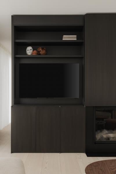 haardwand I tv wand I donker eik fineer I exentrische pivoterende deur